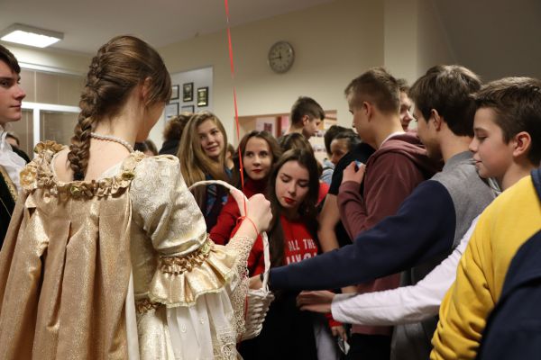 Sapieżanka częstuje cukierkami na korytarzu - kliknięcie spowoduje powiększenie zdjęcia Sapieżanka częstuje cukierkami na korytarzu