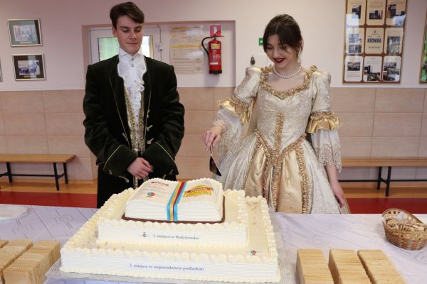 Sapieha i Sapieżanka przy torcie- kliknięcie spowoduje powiększenie zdjęcia Sapieha i Sapieżanka przy torcie