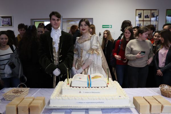 Sapieha i Sapieżanka przy torcie - - kliknięcie spowoduje powiększenie zdjęcia Sapieha i Sapieżanka przy torcie