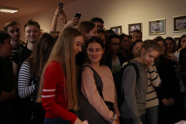 Uczniowie na korytarzu- kliknięcie spowoduje powiększenie zdjęcia Uczniowie na korytarzu