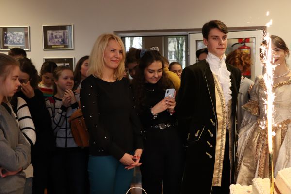 Pani wicedyrektor przy torcie - kliknięcie spowoduje powiększenie zdjęcia Pani wicedyrektor przy torcie