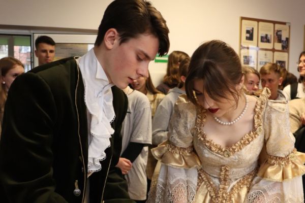 Sapieha i Sapieżanka kroją tort - - kliknięcie spowoduje powiększenie zdjęcia Sapieha i Sapieżanka kroją tort