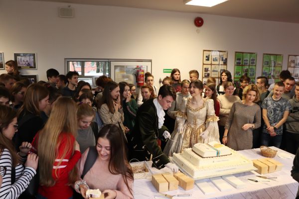 Uczniowie częstują się tortem - - kliknięcie spowoduje powiększenie zdjęcia Uczniowie częstują się tortem