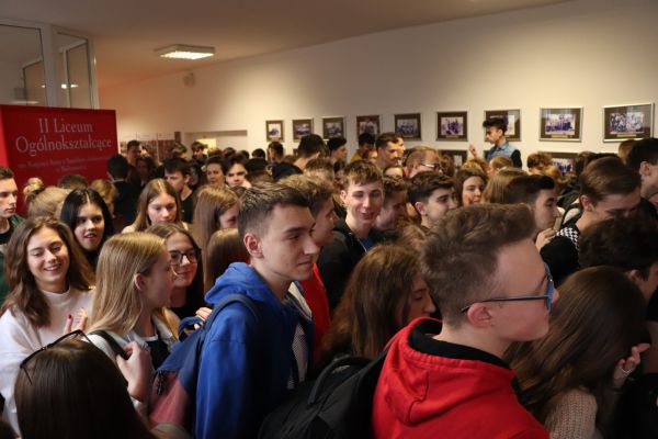 Uczniowie w oczekiwaniu na poczęstunek - - kliknięcie spowoduje powiększenie zdjęcia Uczniowie w oczekiwaniu na poczestunek