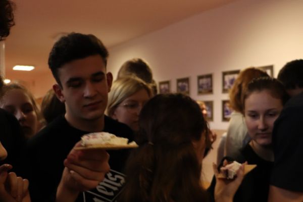 Uczniowie i tort - - kliknięcie spowoduje powiększenie zdjęcia Uczniowie i tort