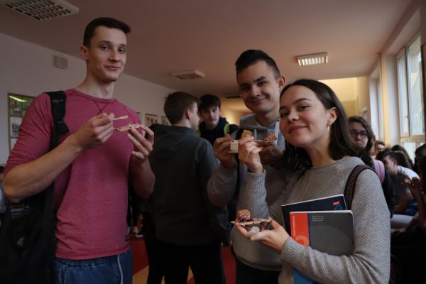 Degustacja tortu przez uczniów - - kliknięcie spowoduje powiększenie zdjęcia Degustacja tortu prze uczniów