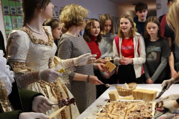 Porcjowanie tortu - - kliknięcie spowoduje powiększenie zdjęcia Porcjowanie tortu