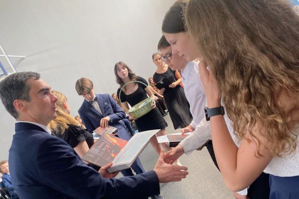 Uroczyste zakończenie zajęć w 7 klasach SP 53 w roku szkolnym 2022/2023