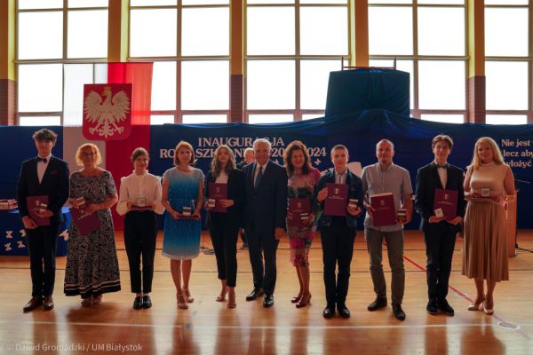 Wśród nagrodzonych Pani Agata Rybarczyk i  Uczeń Tomasz Pogorzelski