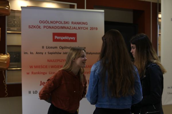 Uczniowie i tablica pamiątkowa - klikniecie spowoduje powiększenie zdjęcia Uczniowie i tablica pamiatkowa