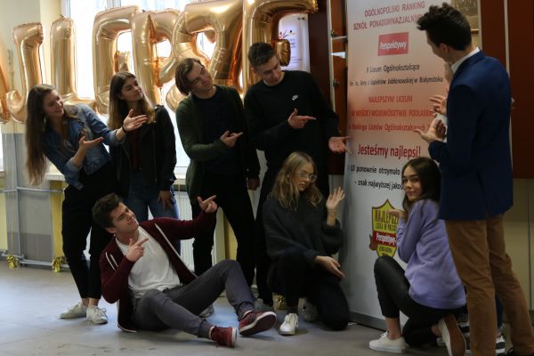 Uczniowie przy tablicy pamiątkowej - klikniecie spowoduje powiększenie zdjęcia Uczniowie przy tablicy pamiątkowej