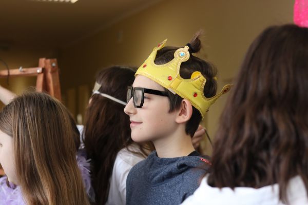 Uczeń z koroną na głowie - klikniecie spowoduje powiększenie zdjęcia Uczeń z koroną na głowie