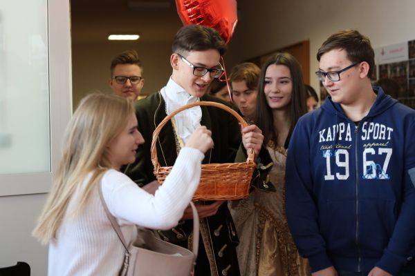 Sapieha i kosz z cukierkami - - klikniecie spowoduje powiększenie zdjęcia Sapieha i kosz z cukierkami