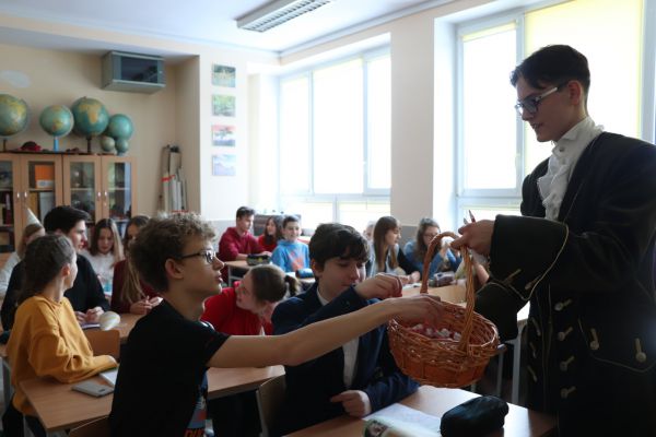Sapieha częstuje cukierkami - klikniecie spowoduje powiększenie zdjęcia Sapieha częstuje cukierkami