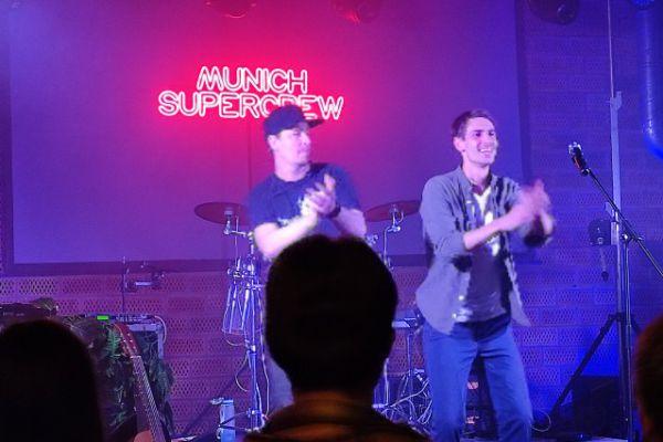 Wokaliście zespołu na scenie 