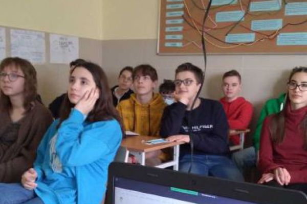 Zgromadzeni uczniowie w klasie na warsztatach