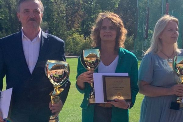 Pani Kierownik Kamila Fidler z pamiątkowym pucharem