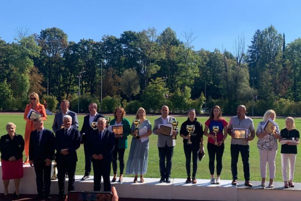 Dyrektorzy nagrodzonych szkół