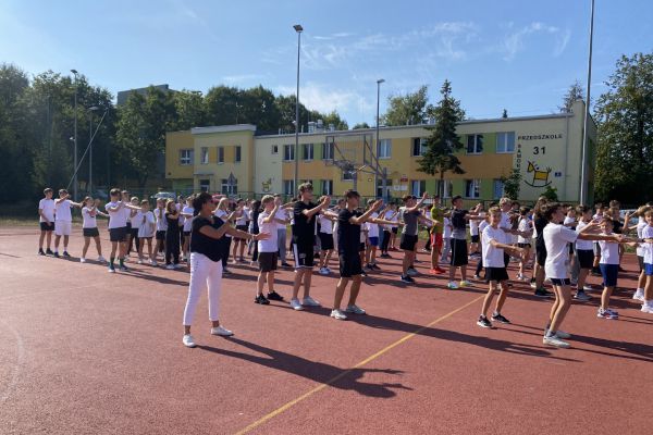 Wspólny taniec Macarena z p.prof. Dorotą Bondar