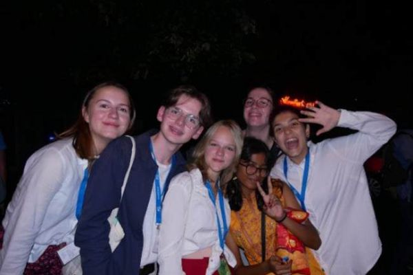 Uczestnicy stypendium Instytutu Goethego na ognisku nocą 