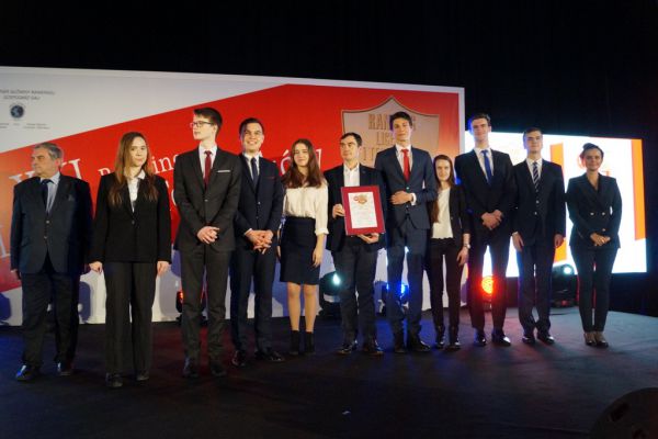 Wspólne zdjęcie z dyplomem - kliknięcie spowoduje powiększenie zdjęcia Wspólne zdjęcie z dyplomem