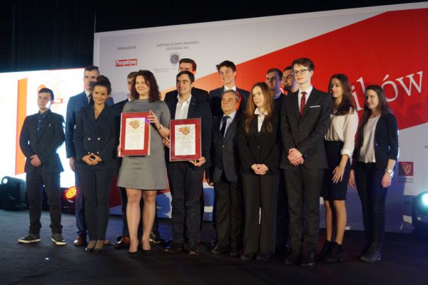 Zdjęcie z dyplomem wraz z organizatorami gali - kliknięcie spowoduje powiększenie zdjęcia Wspólne zdjęcie z dyplomem