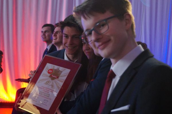 Delegacja uczniów z dyplomem - - kliknięcie spowoduje powiększenie zdjęcia Delegacja uczniów z dyplomem