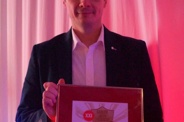 Pan dyrektor z dyplomem - kliknięcie spowoduje powiększenie zdjęcia Pan dyrektor z dyplomem