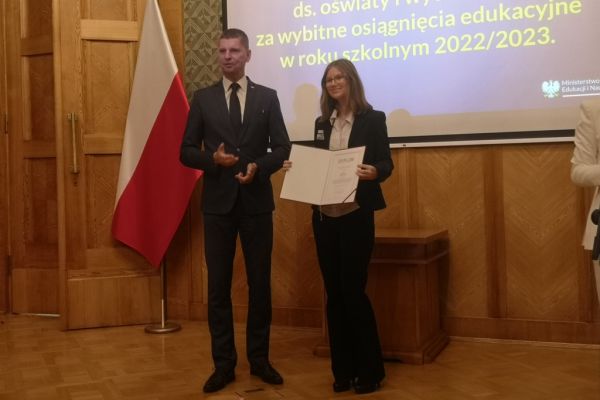 p.Dariusz Piontkowski wiceminister Edukacji i Nauki i Sylwia Sapkowska z kl. 4b 