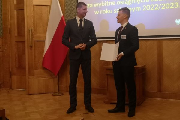 p.Dariusz Piontkowski wiceminister Edukacji i Nauki i Mikołaj Zdrajkowski z kl. 4d 