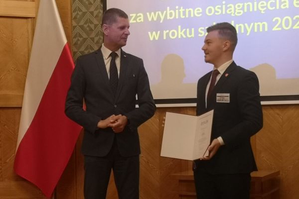 p.Dariusz Piontkowski wiceminister Edukacji i Nauki i Mikołaj Zdrajkowski z kl. 4d 