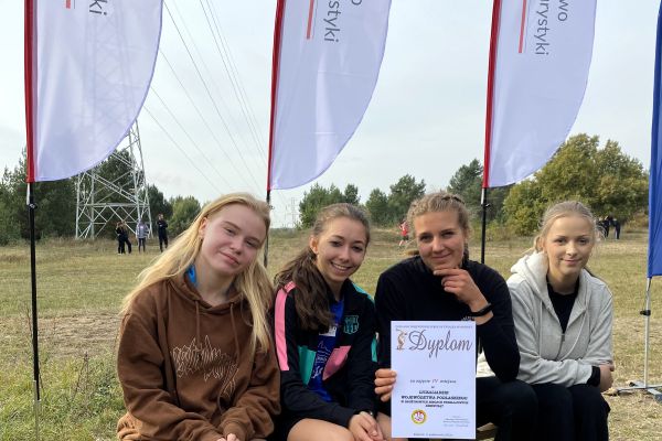 Dziewczęta z otrzymanym dyplomem za 4 miejsce