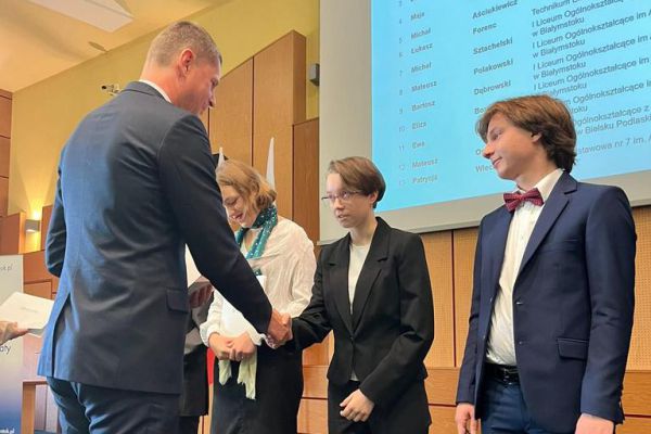 Akt stypendialny otrzymuje Maja Brzozowska 