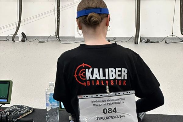 Ewa Stypułkowska na stanowisku strzeleckim