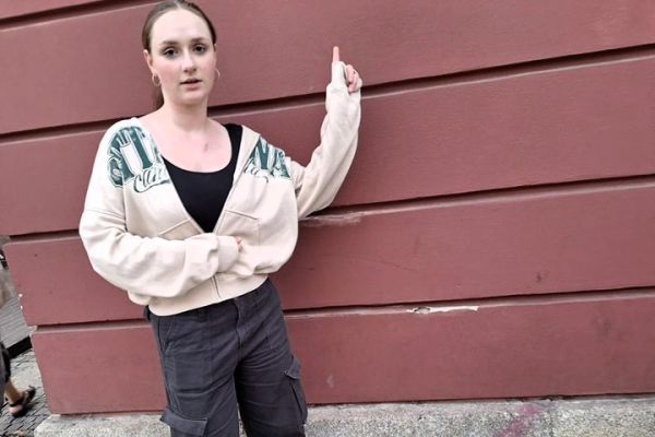 Ewa Stypułkowska na ulicy Wrocławia