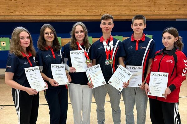 Zawodnicy z trofeami