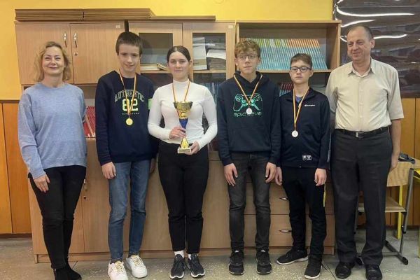 Drużyna z opiekunem p. A. Mendelsberg