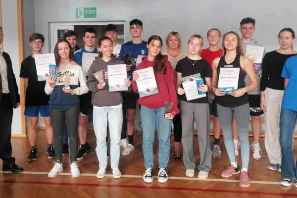 Wspólne zdjęcie nagrodzonych i zawodników z Panią Dyrektor Martą Lipska i jednym z organizatorów p.prof. Andrzejem Czołpińskim