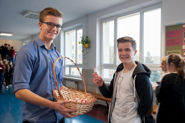 Uczniowie z koszykiem cukierków - kliknięcie spowoduje powiększenie zdjęcia Uczniowie z koszykiem cukierków