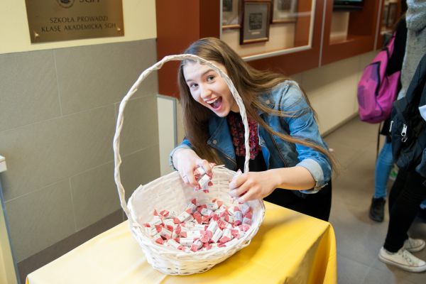 Uczennica z kosze cukierków - kliknięcie spowoduje powiększenie zdjęcia Uczennica z koszem cukierków
