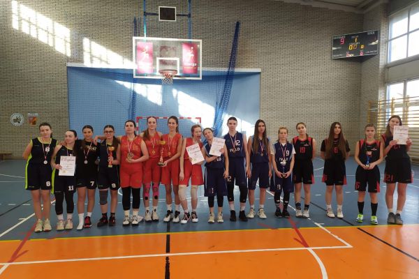 Wspólne zdjęcie czterech najlepszych drużyn w województwie podlaskim ( nasza reprezentacja pierwsza po prawej stronie ).