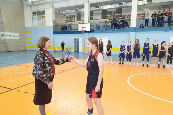 Kapitan drużyny (Zofia Ruszkiewicz ) odbiera statuetkę za zdobycie IV miejsca .