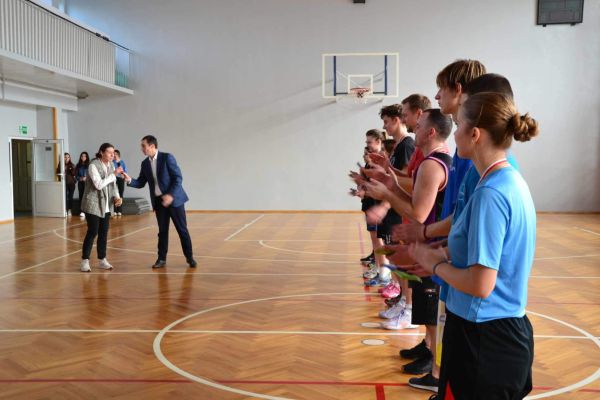 Uroczyste zakończenie meczu towarzyskiego przez Pana Dyrektora Dariusza Bossowskiego