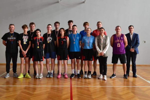 Wspólne zdjęcie składów dwóch drużyn z Panem Dyrektorem