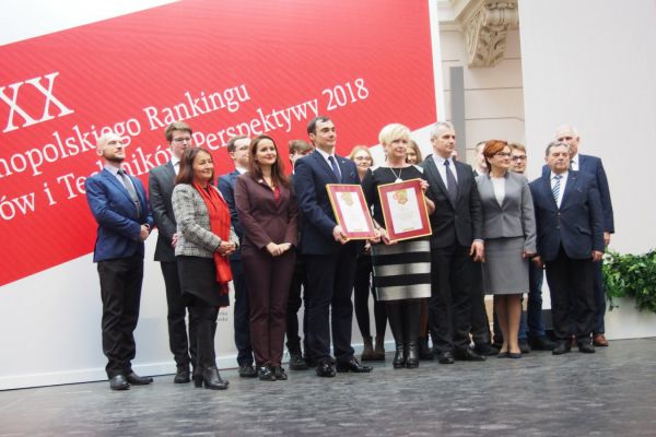 Wspólne zdjęcie z dyplomem