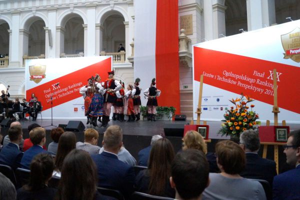 Część artystyczna - zespół na scenia - kliknięcie spowoduje powiększenie zdjęcia Część artystyczna - zespół na scenie