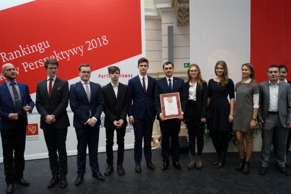 Delegacja II LO z dyplomem - kliknięcie spowoduje powiększenie zdjęcia Delegacja II LO z dyplomem