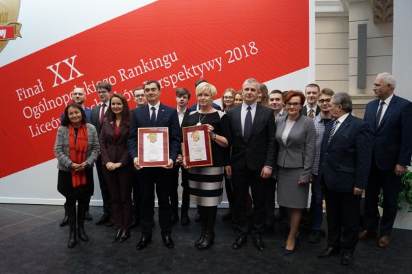 Społeczność II LO z dyplomem - kliknięcie spowoduje powiększenie zdjęcia Społeczność II LO z dyplomem