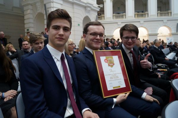 Uczniowie z dyplomem - kliknięcie spowoduje powiększenie zdjęcia Uczniowie z dyplomem