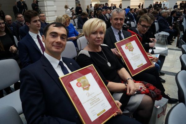 Pan dyrektor z dyplomem - kliknięcie spowoduje powiększenie zdjęcia Pan dyrektor z dyplomem